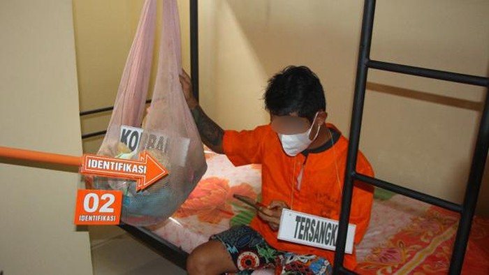 Pria berinisial AB (25) di Manado, Sulawesi Utara (Sulut) yang menganiaya bayinya hingga tewas lantaran terganggu saat main game telah menjalani rekonstruksi.