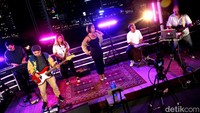 Marion Jola bersama bandnya menampilkan aksi menarik dengan sejumlah lagu di rooftop detikcom. Foto: Muhammad Ridho