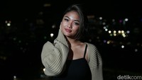 Sejak saat itu, Marion Jola dikenal bukan hanya karena suara merdunya, tapi juga citra seksi. Foto: Muhammad Ridho
