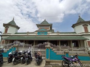 Masjid Agung Manonjaya dan Tabu Menembak Burung di Kubah