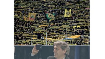 Pemilik Chelsea Todd Boehly malah lebih fokus pada suporter Borussia Dortmund. Foto: Twitter