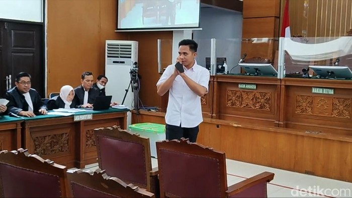 Mengapa Eliezer dihukum ringan? Eliezer dinyatakan bersalah atas kasus pembunuhan Brigadir Yosua Hutabarat. Hakim memvonis 1 tahun 6 bulan kepada Eliezer.