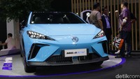 Jika crossover umumnya memiliki keterbatasan ruang kabin, berada di dalam MG4 EV diklaim terasa lega baik dari sisi headroom dan legroom berkat wheelbase yang cukup panjang, 2.705 mm, serta baterai yang tipis sehingga menghemat ruang.