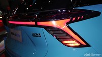 Di pasar global, MG4 dihadirkan dengan fitur keselamatan serta berkendara yang komplet seperti Adaptive Cruise Control, Traffic Jam Assist, Intelligent Speed Limit Assist with Traffic Sign Recognition. Selain itu mobil ini juga dibekali sistem infotainment yang lengkap dengan 360 camera serta teknologi Intelligent Car Connectivity dengan adanya online map, voice control, app remote control serta online music.
