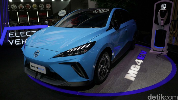 Morris Garage (MG) turut memanaskan pasar mobil listrik Tanah Air. Mereka mendatangkan MG4 EV.