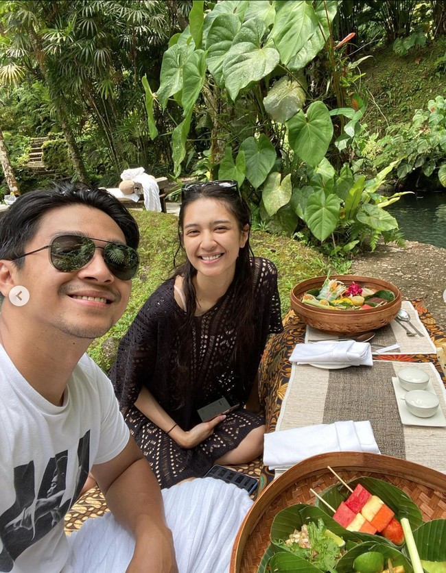 Selama di Bali keduanya tampak mencoba berbagai aktivitas, salah satunya makan sambil dikelilingi pepohonan hijau yang asri. Ekspresi bahagia pun terlihat jelas di wajah keduanya. Foto: Instagram/@miktambayong