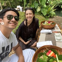 Selama di Bali keduanya tampak mencoba berbagai aktivitas, salah satunya makan sambil dikelilingi pepohonan hijau yang asri. Ekspresi bahagia pun terlihat jelas di wajah keduanya. Foto: Instagram/@miktambayong