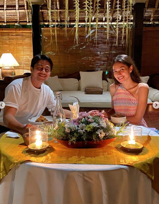 Mikha dan Deva juga menikmati makan malam romantis bersama saat berada di Bali. Berpose bergandengan tangan, keduanya seolah tak terpisahkan. Foto: Instagram/@miktambayong