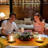 Mikha dan Deva juga menikmati makan malam romantis bersama saat berada di Bali. Berpose bergandengan tangan, keduanya seolah tak terpisahkan. Foto: Instagram/@miktambayong