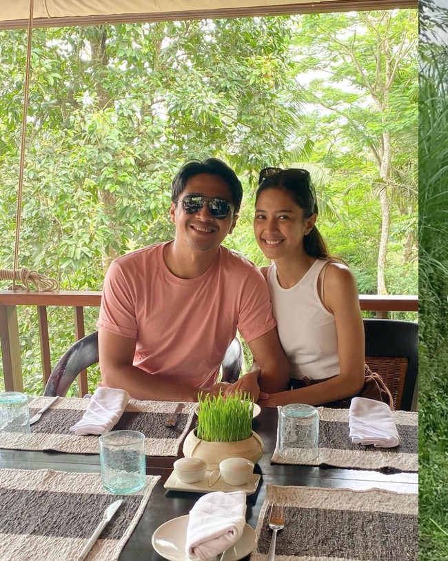 Sebagai pasangan pengantin baru, Mikha dan Deva terlihat makin lengket. Kemesraan keduanya pun tak jarang membuat sebagian netizen jadi ikut baper. Foto: Instagram/@devamahenra