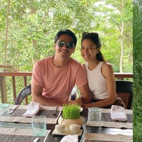 Sebagai pasangan pengantin baru, Mikha dan Deva terlihat makin lengket. Kemesraan keduanya pun tak jarang membuat sebagian netizen jadi ikut baper. Foto: Instagram/@devamahenra