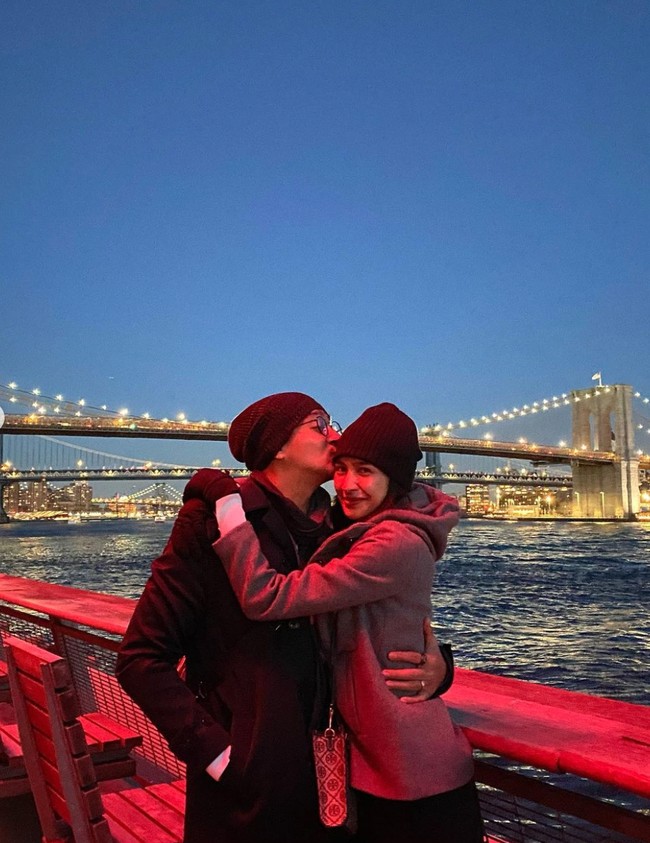 Momen kebersamaan Mikha Tambayong dan Deva Mahenra selama di Amerika juga tak kalah romantis dari momen mereka di Bali. Keduanya tampak begitu menikmati liburan dan waktu bersama mereka selama di Amerika. Foto: Instagram/@miktambayong