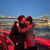 Momen kebersamaan Mikha Tambayong dan Deva Mahenra selama di Amerika juga tak kalah romantis dari momen mereka di Bali. Keduanya tampak begitu menikmati liburan dan waktu bersama mereka selama di Amerika. Foto: Instagram/@miktambayong