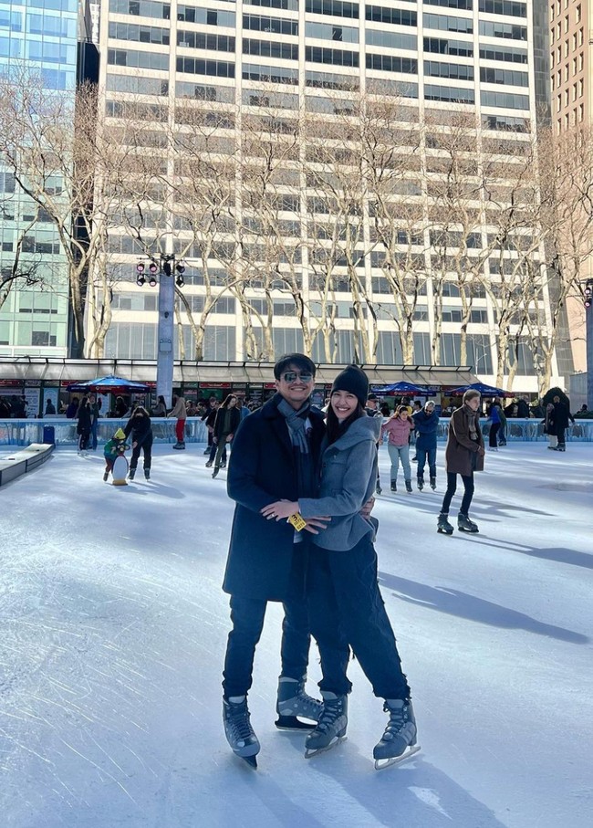 Mikha dan Deva telah menikah pada 28 Januari 2023 di The Ritz-Carlton, Nusa Dua, Bali. Begini potret kebahagiaan keduanya saat bermain ice skating di Amerika. Foto: Instagram/@miktambayong