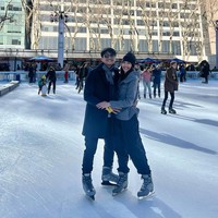 Mikha dan Deva telah menikah pada 28 Januari 2023 di The Ritz-Carlton, Nusa Dua, Bali. Begini potret kebahagiaan keduanya saat bermain ice skating di Amerika. Foto: Instagram/@miktambayong