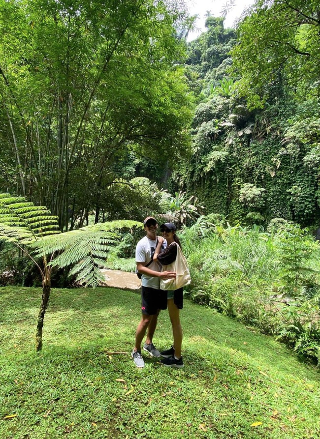Mikha Tambayong dan Deva Mahenra mengawali bulan madu mereka dengan pergi mengunjungi Pulau Dewata Bali. Melalui akun Instagramnya, Mikha dan Deva pun membagikan momen-momen mesra keduanya saat tengah berbulan madu. Foto: Instagram/@miktambayong