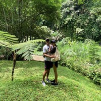 Mikha Tambayong dan Deva Mahenra mengawali bulan madu mereka dengan pergi mengunjungi Pulau Dewata Bali. Melalui akun Instagramnya, Mikha dan Deva pun membagikan momen-momen mesra keduanya saat tengah berbulan madu. Foto: Instagram/@miktambayong