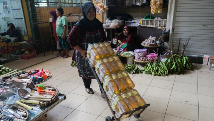Pedagang mengangkut minyak goreng MinyaKita di Pasar Beringharjo, Yogyakarta, Kamis (16/2/2023). Kementerian perdagangan menyalurkan sebanyak 35 ton MinyaKita ke wilayah D.I Yogyakarta hasil temuan dari penimbunan di Jakarta sebanyak 510 ton. ANTARA FOTO/Andreas Fitri Atmoko/nym.