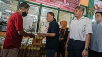 Staff Khusus Menteri Perdagangan Bidang Hubungan Antar Lembaga, Syailendra (kedua kanan) berdialog dengan pedagang saat pendistribusian minyak goreng MinyaKita di Pasar Beringharjo, Yogyakarta, Kamis (16/2/2023). ANTARA FOTO/Andreas Fitri Atmoko.