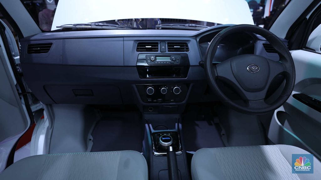 Mobil listrik Esemka Bima EV dan Esemka Bima 1.3 di IIMS 2023. (CNBC Indonesia/Tri Susilo)