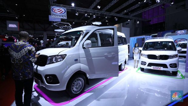 Mobil listrik Esemka Bima EV dan Esemka Bima 1.3 di IIMS 2023. (CNBC Indonesia/Tri Susilo)