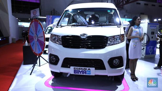 Mobil listrik Esemka Bima EV kemudian Esemka Bima 1.3 dalam IIMS 2023. (CNBC Indonesia/Tri Susilo)