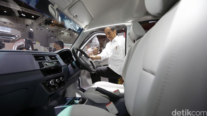Presiden Jokowi hadir dalam pembukaan Indonesia International Motor Show (IIMS) 2023, JIExpo, Kemayoran, Jakarta, Kamis (16/2/2023). Dia juga datang ke booth Esemka dan jajal menaiki mobil listrik terbaru milik Esemka, Bima EV.