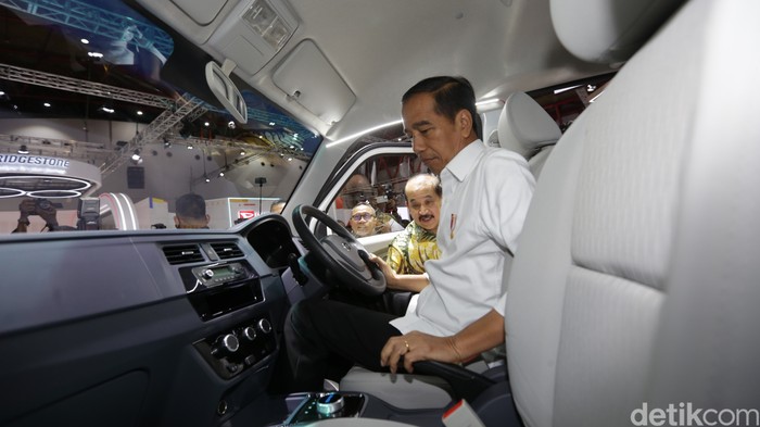Presiden Jokowi hadir dalam pembukaan Indonesia International Motor Show (IIMS) 2023, JIExpo, Kemayoran, Jakarta, Kamis (16/2/2023). Dia juga datang ke booth Esemka dan jajal menaiki mobil listrik terbaru milik Esemka, Bima EV.