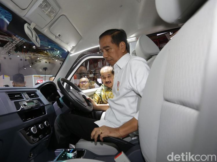 Potret Jokowi Nostalgia dengan Esemka, Jajal Mobil Listrik Bima EV