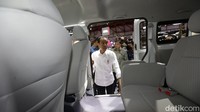 Ditemani Menko Perekonomian Airlangga Hartarto, Presiden Jokowi memeriksa kabin belakang yang lapang milik Esemka Bima EV.