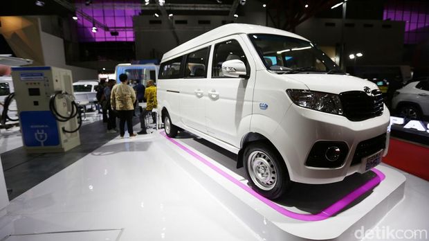 Presiden Jokowi hadir dalam pembukaan Indonesia International Motor Show (IIMS) 2023, JIExpo, Kemayoran, Jakarta, Kamis (16/2/2023). Dia juga datang ke booth Esemka dan jajal menaiki mobil listrik terbaru milik Esemka, Bima EV.
