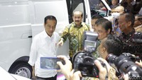Jokowi menengok beberapa model mobil Esemka yang dipamerkan. Esemka baru pertama kali mengikuti ajang pameran IIMS. Merek yang meresmikan pabrik di Boyolali pada akhir 2019 lalu ini memamerkan produk andalannya.