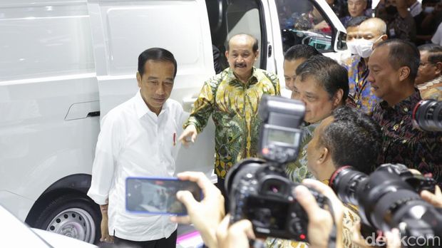 Presiden Jokowi hadir dalam pembukaan Indonesia International Motor Show (IIMS) 2023, JIExpo, Kemayoran, Jakarta, Kamis (16/2/2023). Dia juga datang ke booth Esemka dan jajal menaiki mobil listrik terbaru milik Esemka, Bima EV.