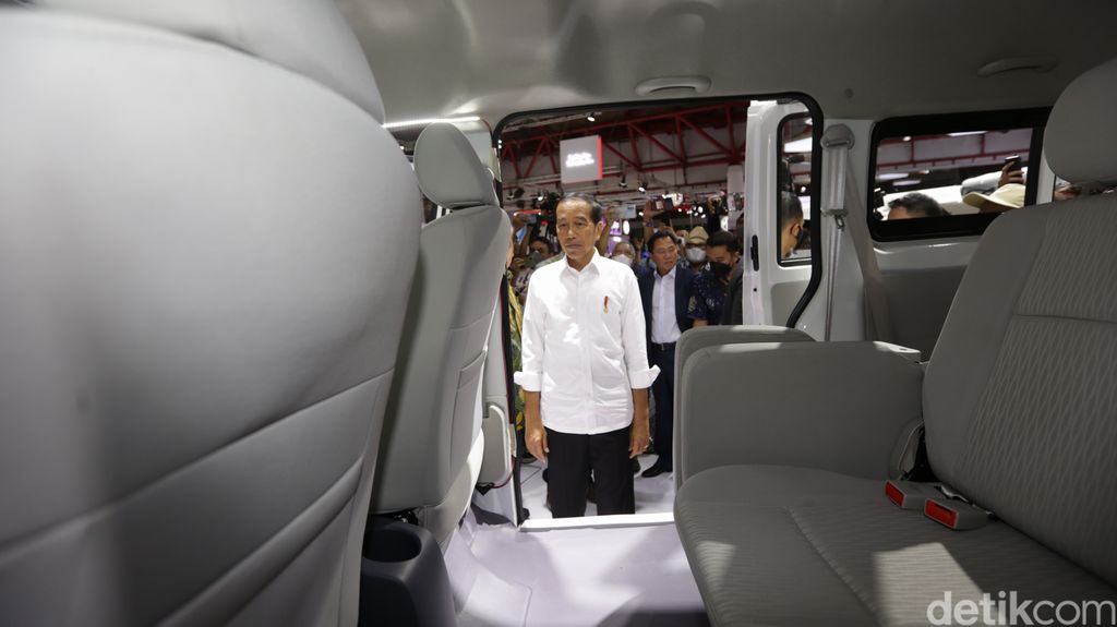 Presiden Jokowi hadir dalam pembukaan Indonesia International Motor Show (IIMS) 2023, JIExpo, Kemayoran, Jakarta, Kamis (16/2/2023). Dia juga datang ke booth Esemka dan jajal menaiki mobil listrik terbaru milik Esemka, Bima EV.