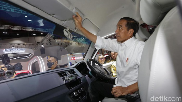 Presiden Jokowi hadir dalam pembukaan Indonesia International Motor Show (IIMS) 2023, JIExpo, Kemayoran, Jakarta, Kamis (16/2/2023). Dia juga datang ke booth Esemka dan jajal menaiki mobil listrik terbaru milik Esemka, Bima EV.
