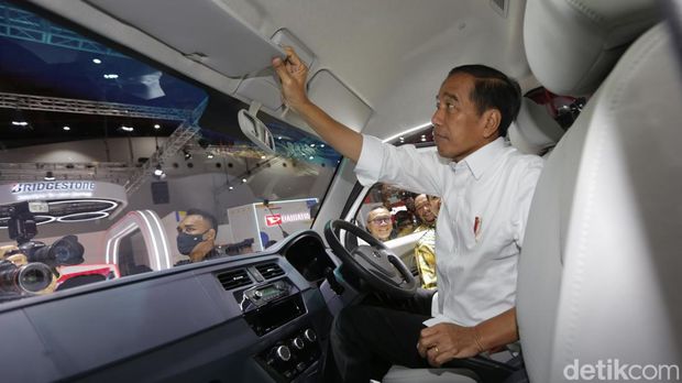 Presiden Jokowi hadir dalam pembukaan Indonesia International Motor Show (IIMS) 2023, JIExpo, Kemayoran, Jakarta, Kamis (16/2/2023). Dia juga datang ke booth Esemka dan jajal menaiki mobil listrik terbaru milik Esemka, Bima EV.