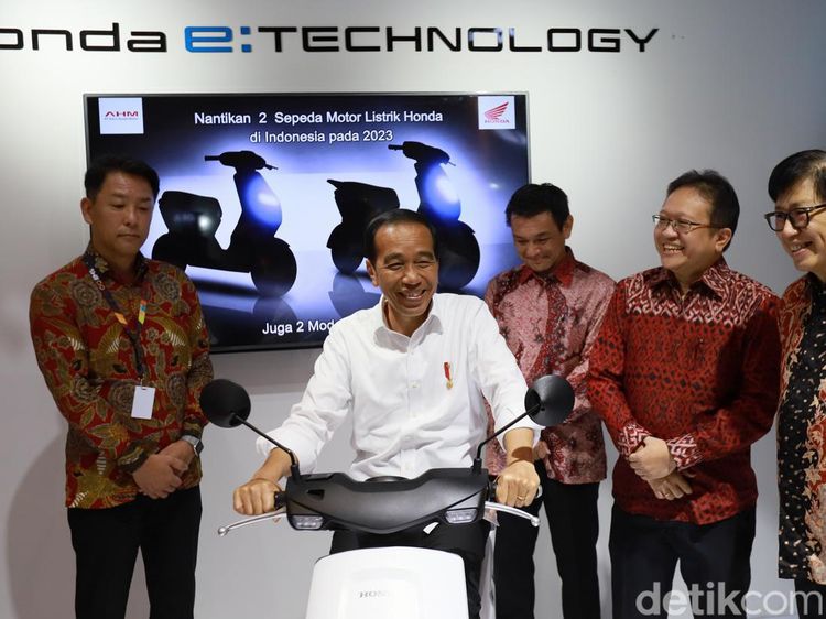 Momen Jokowi Naik Motor Listrik Honda di IIMS 2023