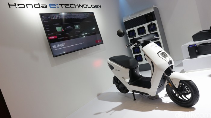 Presiden Joko Widodo mencoba menaikin motor listrik Honda EM1 e saat pembukaan IIMS 2023 di JIExpo Kemayoran, Jakarta, Kamis (16/2/2023).