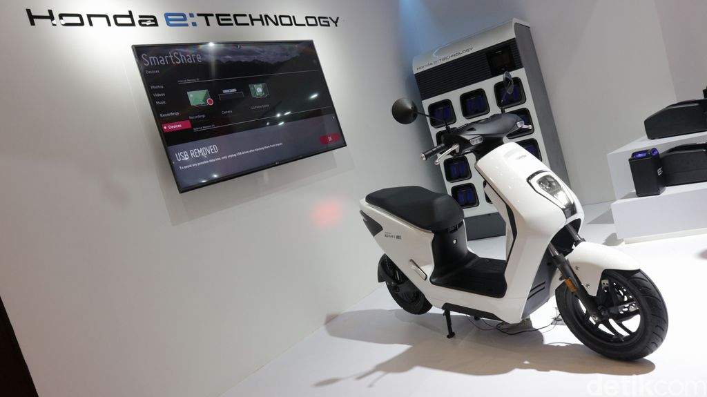 Presiden Joko Widodo mencoba menaikin motor listrik Honda EM1 e saat pembukaan IIMS 2023 di JIExpo Kemayoran, Jakarta, Kamis (16/2/2023).