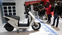 Pada booth AHM, hadir untuk pertama kali di Indonesia, sepeda motor off road CRF250L dan melihat lebih dekat sepeda motor listrik EM1 e.