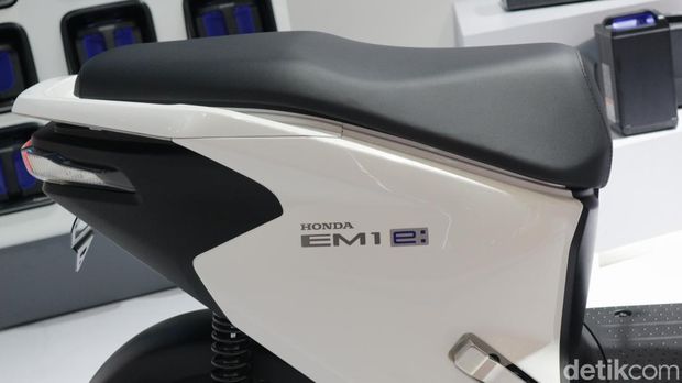 Presiden Joko Widodo mencoba menaikin motor listrik Honda EM1 e saat pembukaan IIMS 2023 di JIExpo Kemayoran, Jakarta, Kamis (16/2/2023).