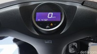 Honda EM1 e menggunakan baterai Honda Mobile Power Pack e yang bisa ditukar atau di-swap dengan mudah. Sehingga, saat dayanya habis, pemilik kendaraan tak perlu lama-lama mengecasnya. Saat ditanya mengenai bocoran harga, Thomas juga belum mau bicara. Namun, ada bocoran yang menyebut, tunggangan itu akan dibanderol lebih dari Rp 25 juta. Sementara penjualan resminya disebut-sebut akan dimulai tahun ini.