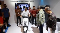 Ini momen saat Jokowi menjajal motor listrik Honda EM1 e saat pembukaan IIMS 2023.