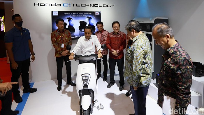 Presiden Joko Widodo mencoba menaikin motor listrik Honda EM1 e saat pembukaan IIMS 2023 di JIExpo Kemayoran, Jakarta, Kamis (16/2/2023).
