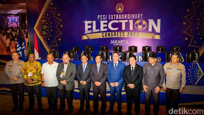 Kongres Luar Biasa (KLB) PSSI secara resmi dibuka di Hotel Shangi-La, Jakarta. Menpora Zainudin Amali dan Ketum PSSI M Iriawan (Iwan Bule) menandai pembukaan dengan memukul gong.