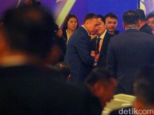 Pelukan Hangat Iwan Bule untuk Ketua Umum PSSI Erick Thohir