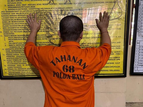 Pengedar narkoba Edi Saputra ditahan di Polda Bali.
