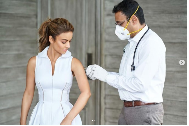 Dan sebagai eksekutif di perusahaan vaksin yang mengembangkan vaksin Astra Zeneca, Natasha Poonawalla pun mengunggah momen saat pertamakali mendapatkan vaksin tersebut. “Proud to take the jab,” tulisnya. Foto: Instagram