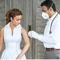 Dan sebagai eksekutif di perusahaan vaksin yang mengembangkan vaksin Astra Zeneca, Natasha Poonawalla pun mengunggah momen saat pertamakali mendapatkan vaksin tersebut. “Proud to take the jab,” tulisnya. Foto: Instagram