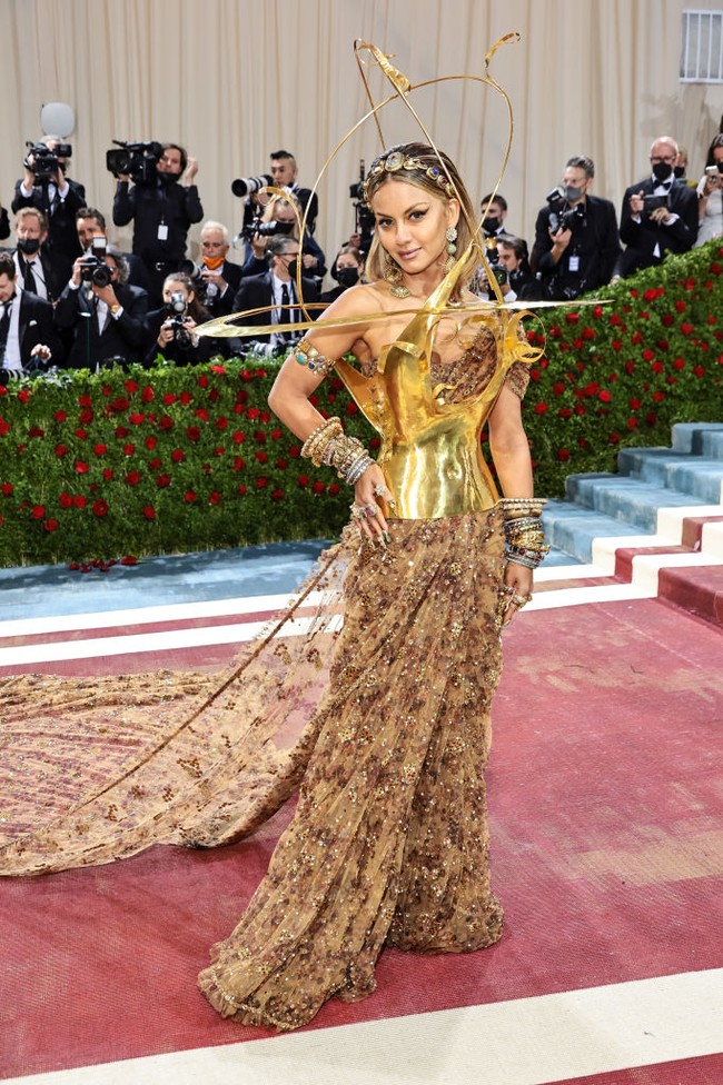 Salah satu penampilan Natasha Poonawalla yang mencuri atensi adalah saat hadir di Met Gala 2022. Dia mengenakan busana karya desainer terkenal India Sabyasachi. Memakai kain sari khas India, Natsha menarik perhatian karena aksesori lingkaran emas ukuran raksasa yang dikenakannya. Foto: Getty Images